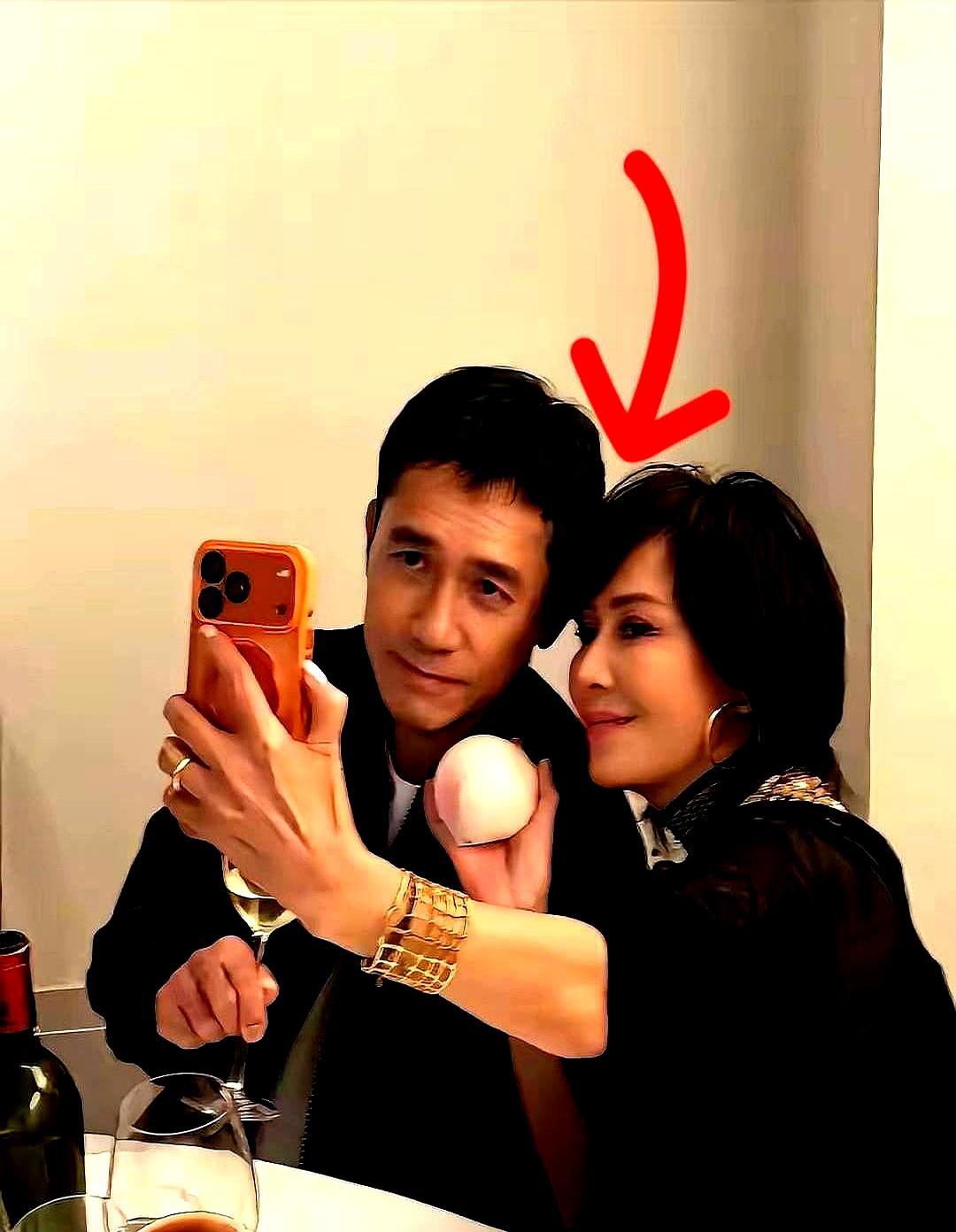 刷到刘嘉玲和梁朝伟那张合照，我第一眼看的不是人。
 

刘嘉玲总是在人群里张罗着