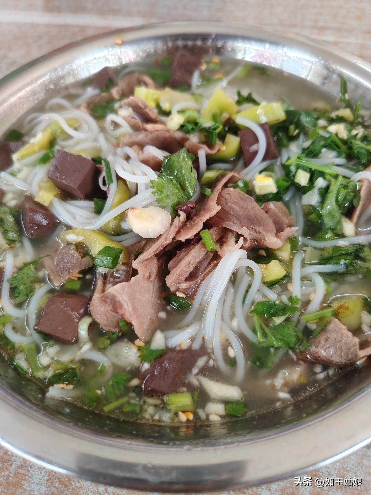 这羊肉粉汤鲜味浓，羊肉鲜嫩得不像话，再配上爽口的酸菜和香脆的辣椒，一口下去，从舌