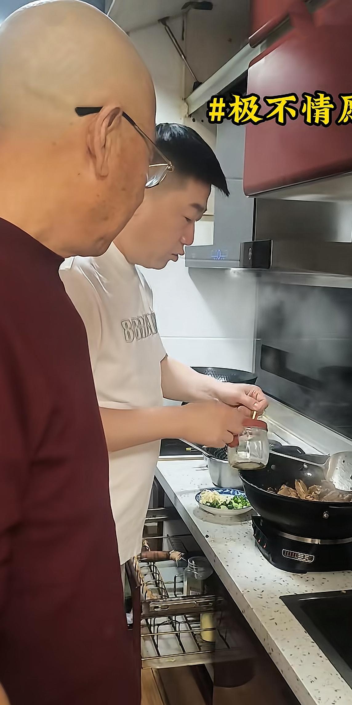 张鹤伦回老家探望父母，父亲教做东北菜，和于谦一样爱喝酒也比较喜欢做饭！德云社张鹤