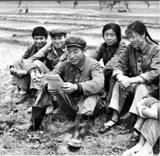 1971年，北京知青邵东平娶了地主家女儿。在新婚之夜，妻子问他：“东平哥，我家出