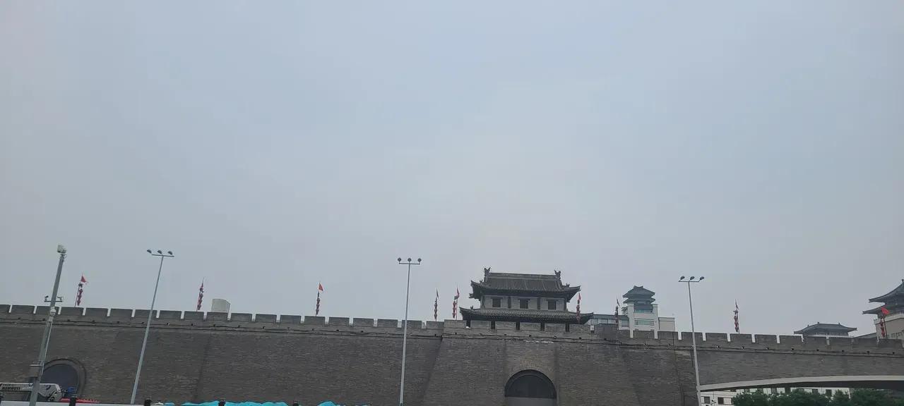 孩子大了，就是渐行渐远吧。今日也是，我与孩子在火车站分手，她往北走，晚上8点的车
