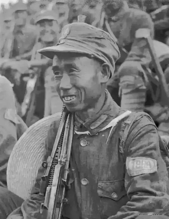 1945年春天，河北乐亭井家坨村，55岁的裴天来正躺在床上养伤。

他左肋的枪伤