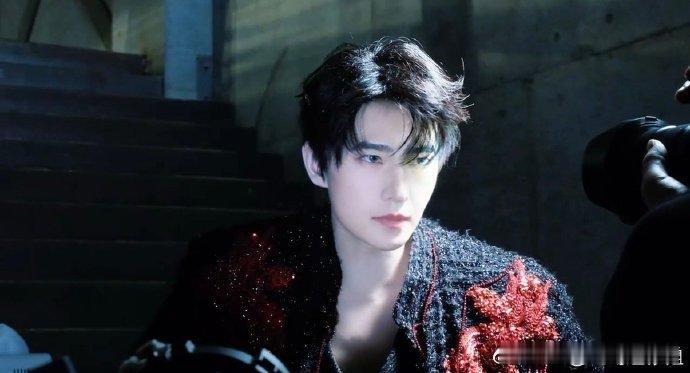 杨洋 出图3分钟戴美瞳30分钟 杨洋的蓝瞳造型在新视频里很亮眼，混血感一下子就出