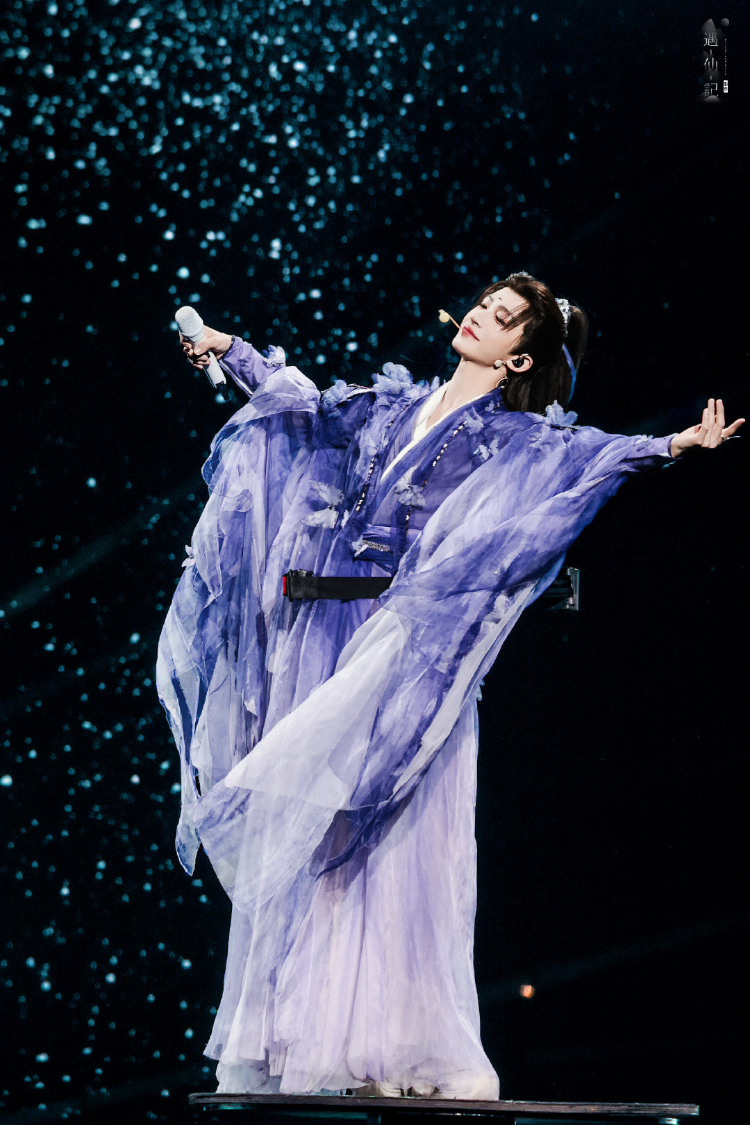 刘宇国风舞台太绝了谁被刘宇国风舞台戳中了！山水作幕，他如画中公子缓步而来，一颦一