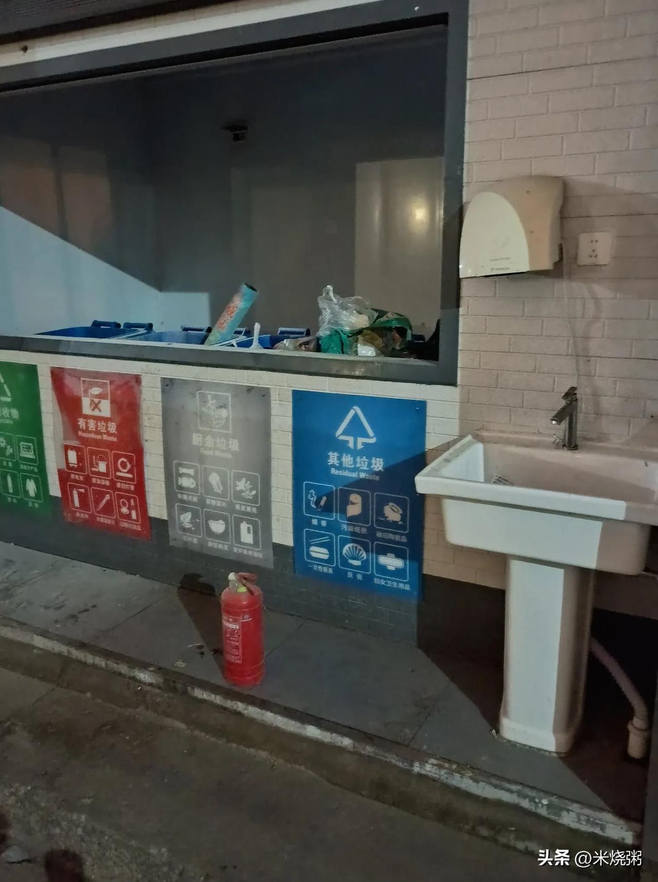 苏州，十五不放十六放(社工十五值班)，在禁放区放完烟花后，有人将烟花壳随手扔进了