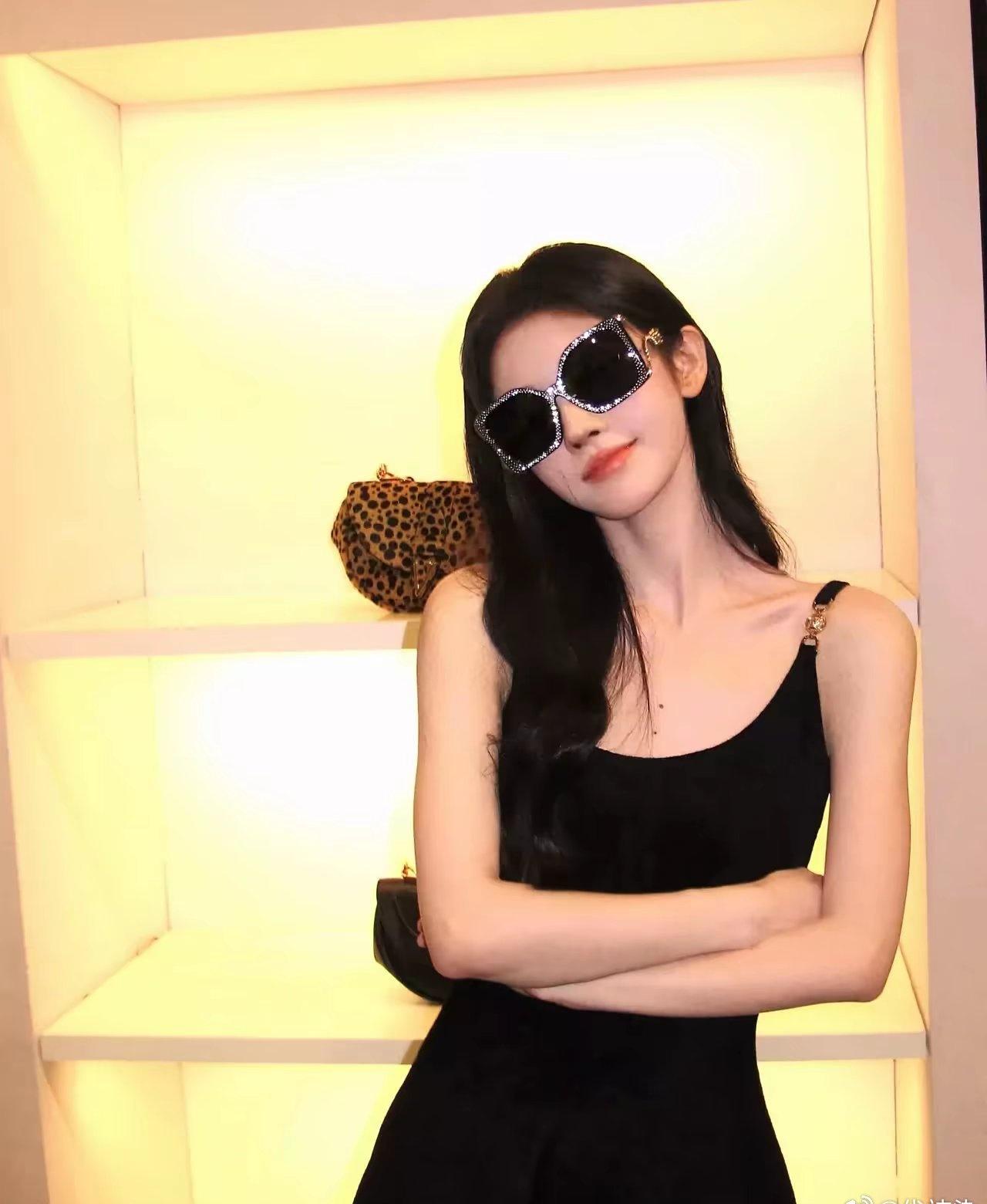 JJY
"借着你的光去发散光"
𝑩𝒚 𝒚𝒐𝒖𝒓 𝒍𝒊𝒈𝒉𝒕