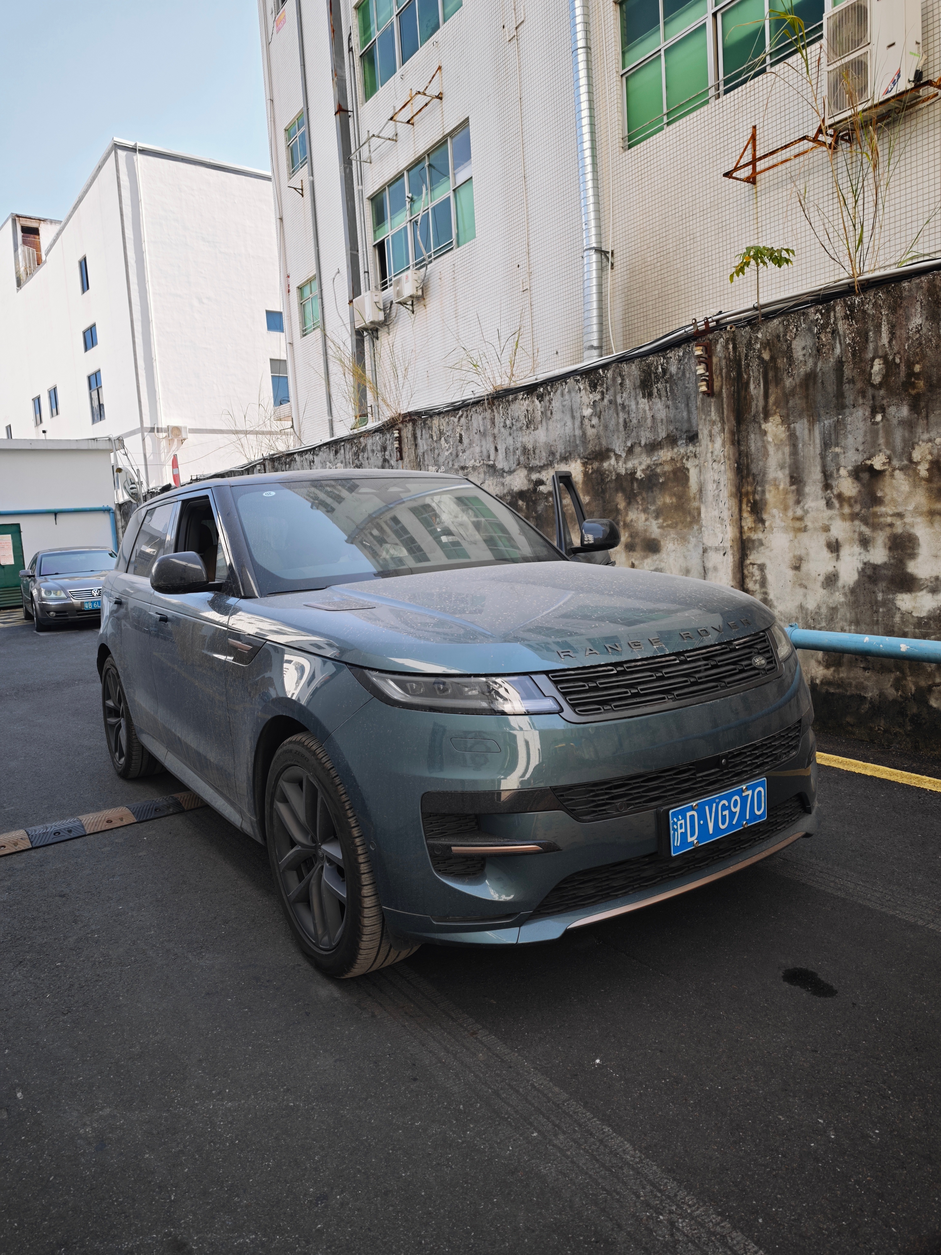 成功人士有多快乐？我找虎子借了一台揽胜运动，这几天咱们也感受下这份尊贵，不过我发