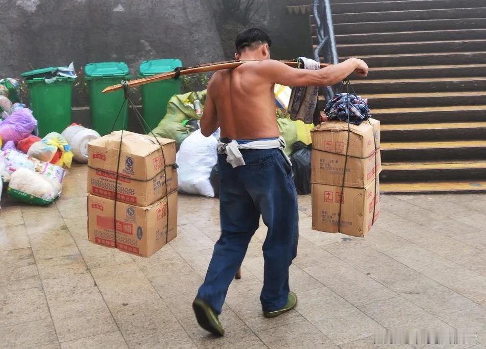 直面人间疾苦，方懂生活真谛
 
人间疾苦，如影随形，在生活的各个角落悄然上演。有