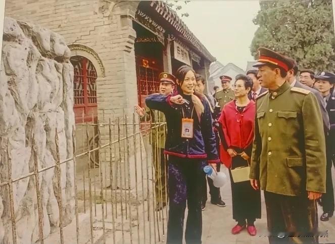 2001年，济南军区政委张文台莅临辉县调研时的一幕。早在1999年全军推行新士官