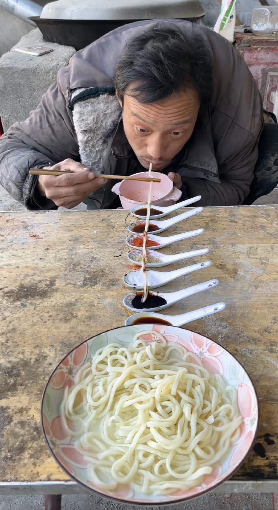 第一次看到这样吃面的方式，男子下了一盘面，但是没有放任何的配料，那么，怎么能让面