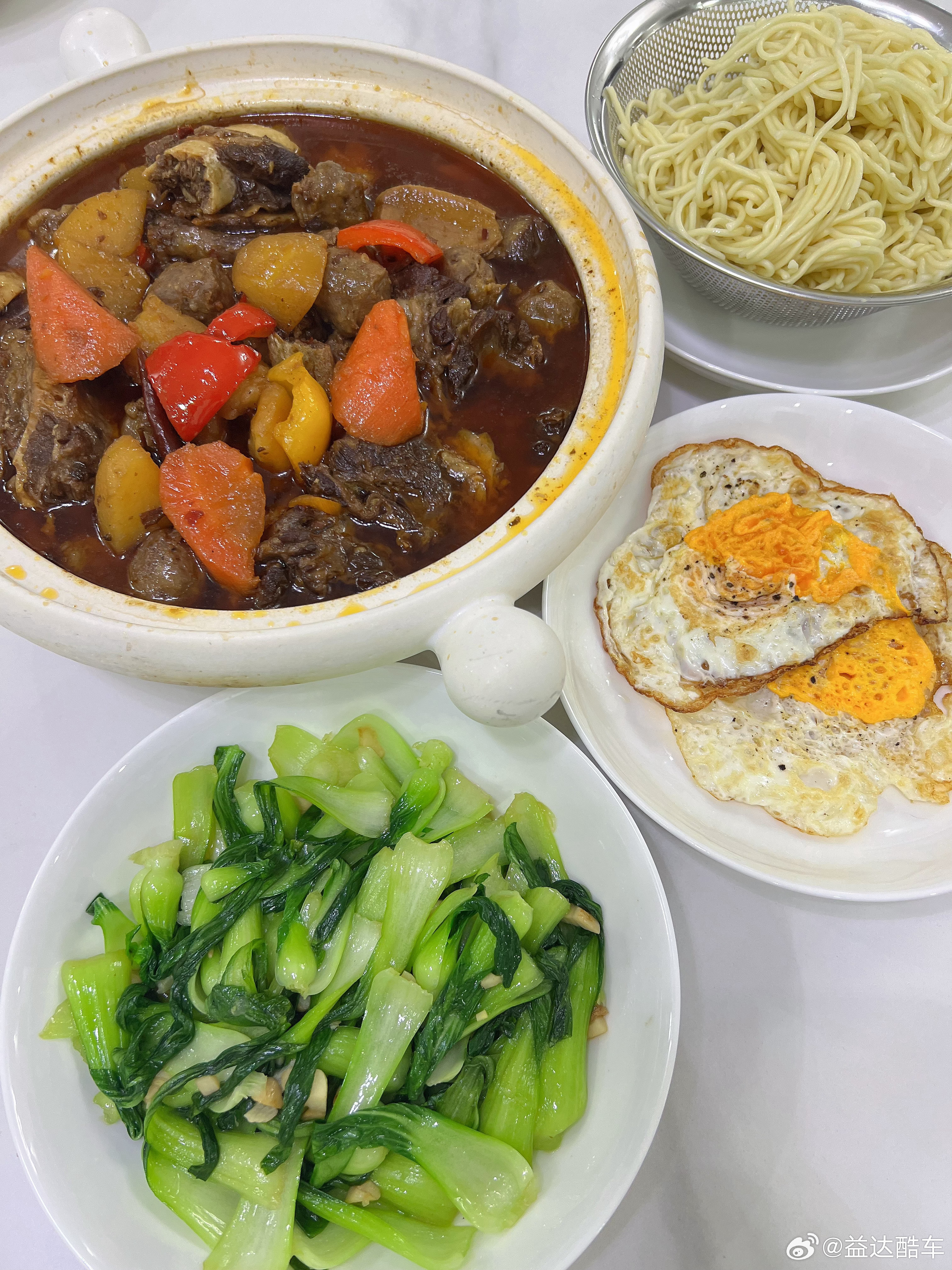 上次牛排锅没吃爽今天再整一锅，还加了潮汕牛肉丸先吃肉，再用汤汁泡上热干面，香迷糊