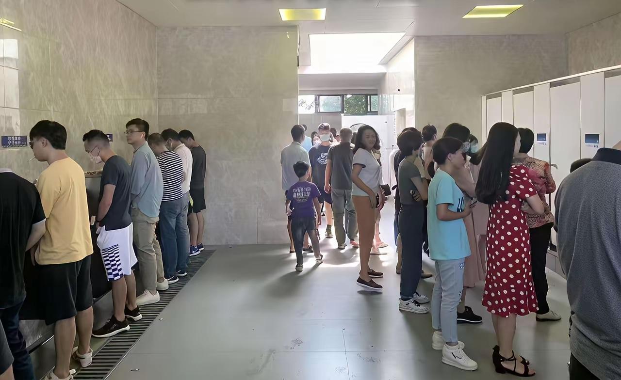 节假日出门就是遭罪，人多的让人怀疑人生。
看看男厕所都是女人在排队，男生上厕所都