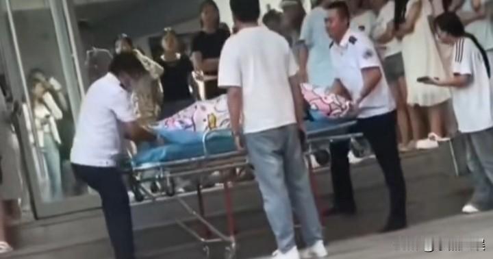 学校里分娩我不好奇；
孩子是谁的我也不好奇；
让我好奇的是一个学生在宿舍分娩居然