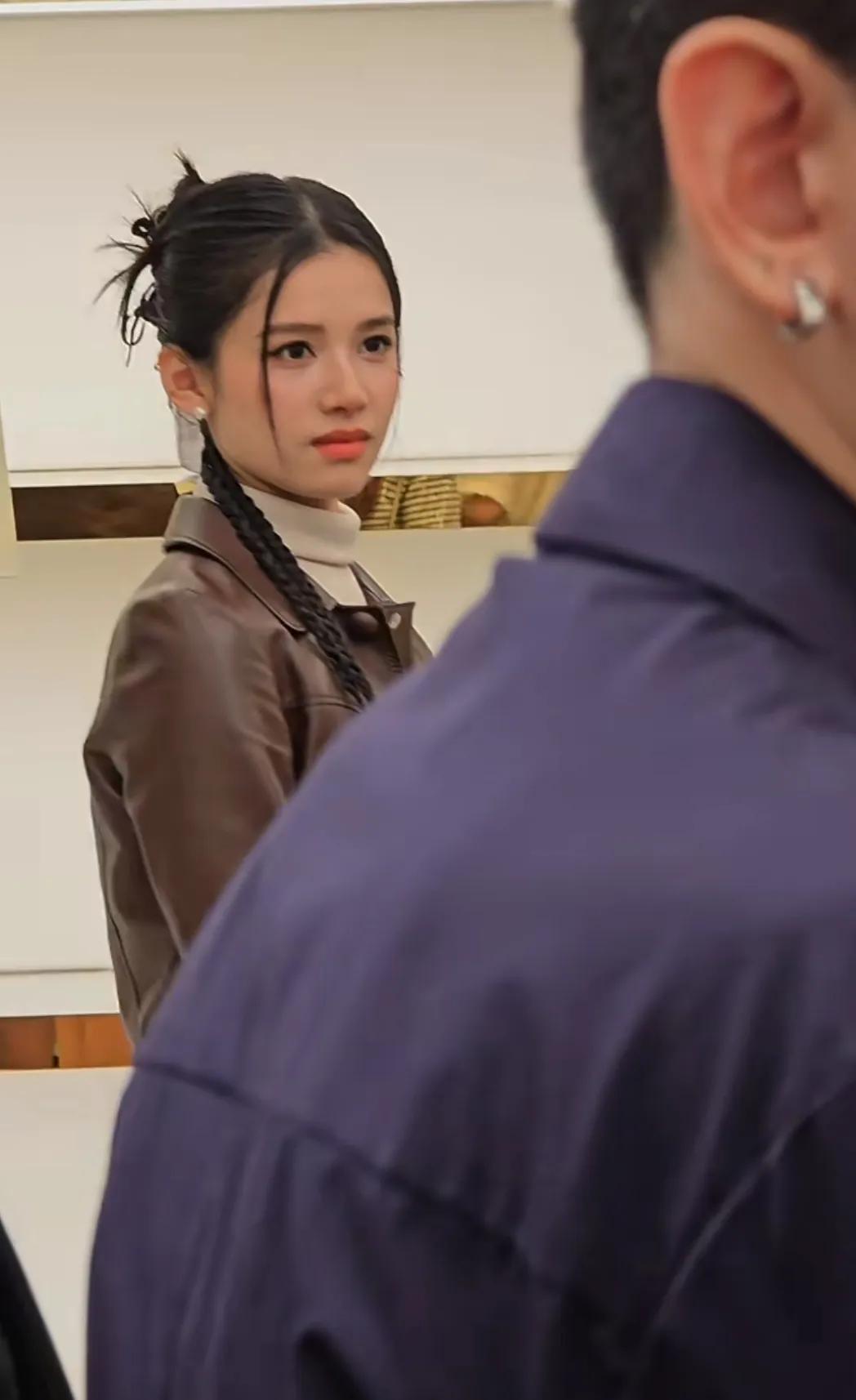 杭州西湖偶遇张婧仪
这姐真百变呀
这身法式棕看起来好霸气
就像是回国的千金大小姐