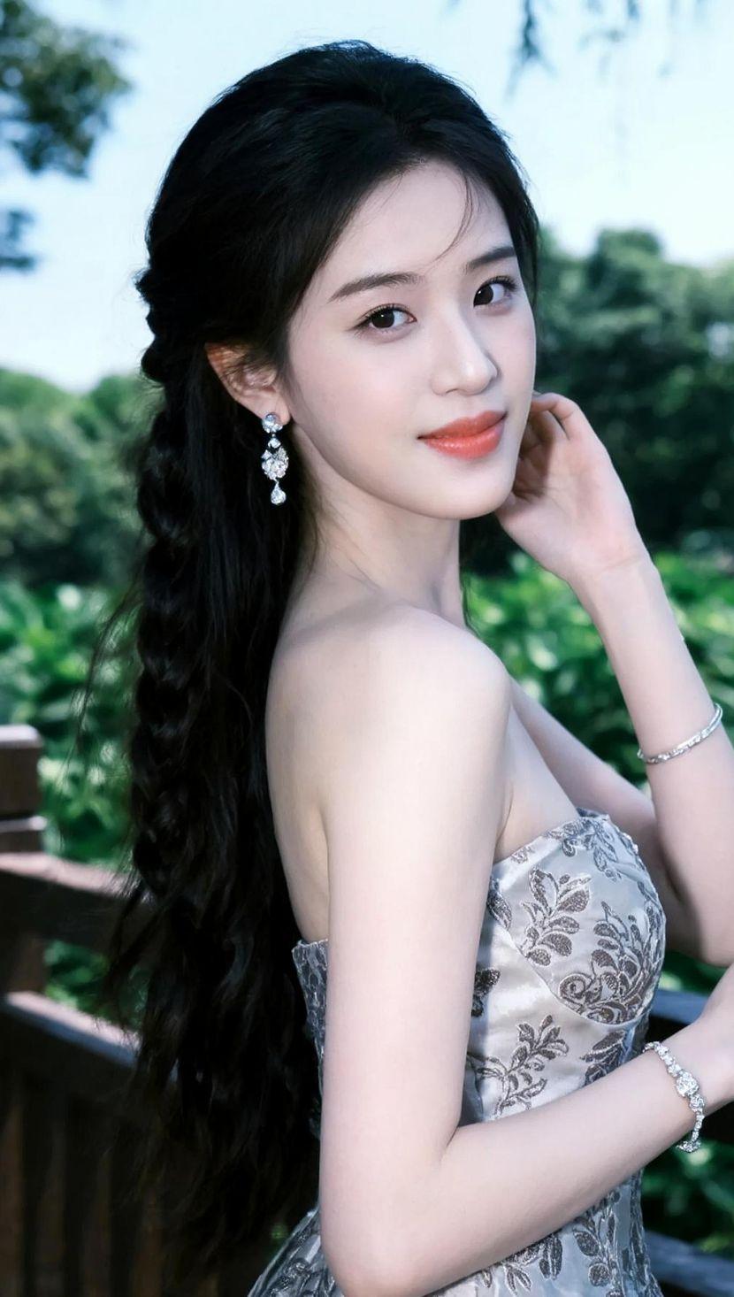 裙摆如花绽放，晚风轻拂发梢，仿佛时间也为之美停留。自然的绿意与优雅的她相映成趣，