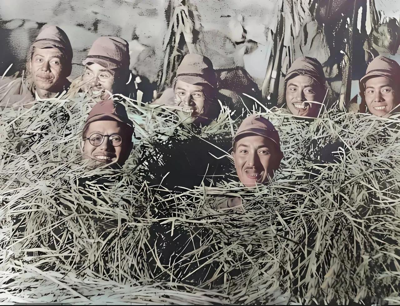 猛看第一眼，还以为是一队日军的头被砍了呢！结果仔细看，是一群日军躲在草堆里笑。