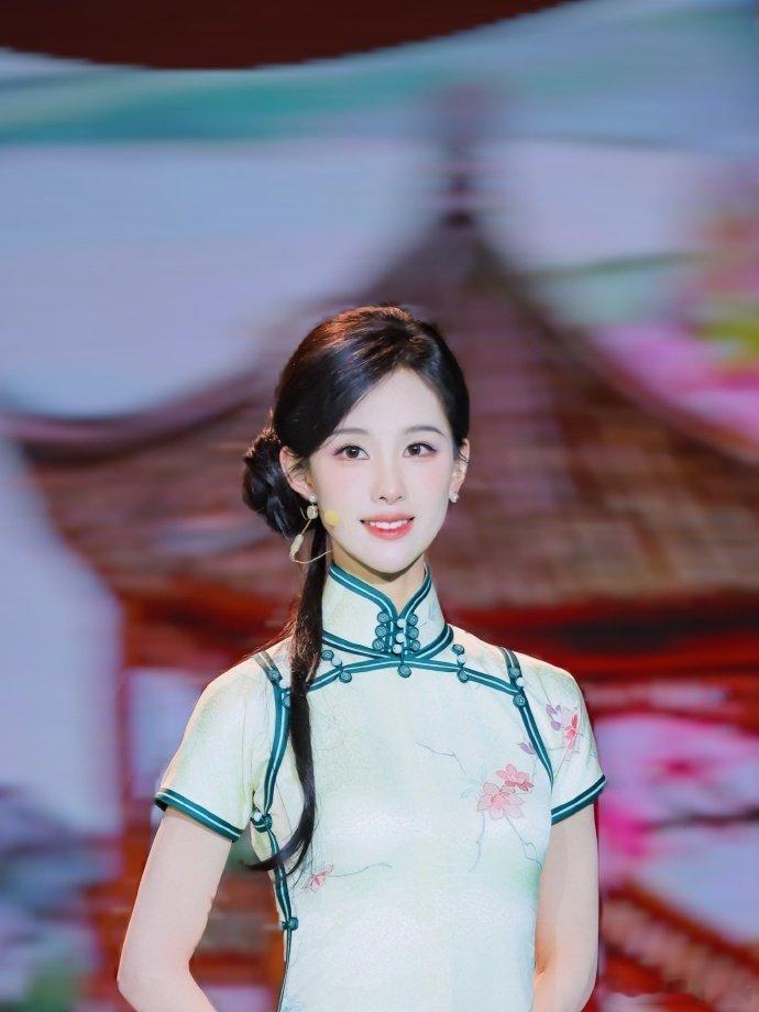 陈都灵穿4套非遗高定录央视晚会感觉嘟嘟不只是穿衣服，更像在展示流动的文化遗产，厉