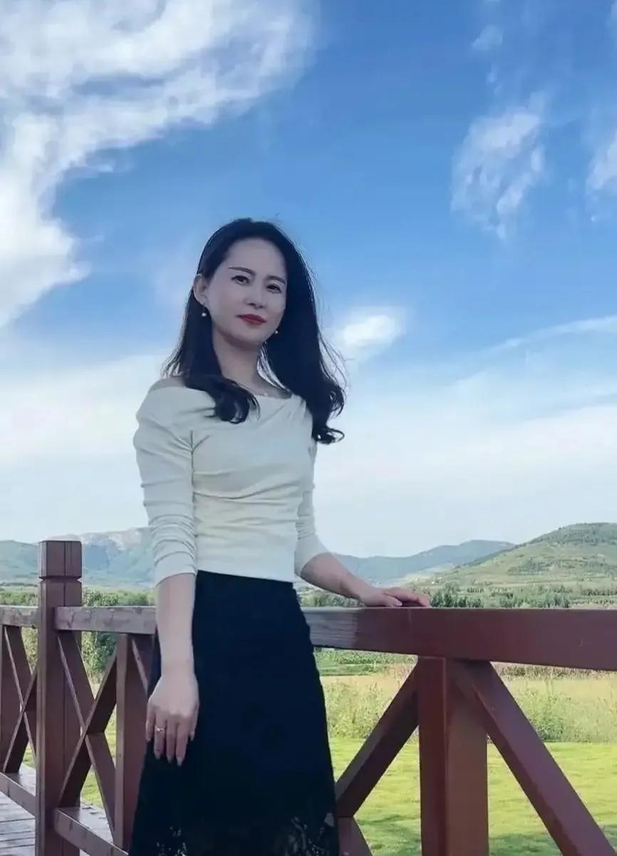 47岁的林婷终于决定迈向婚姻的殿堂。年轻时，她独立自主，不愿被婚姻束缚。如今，她