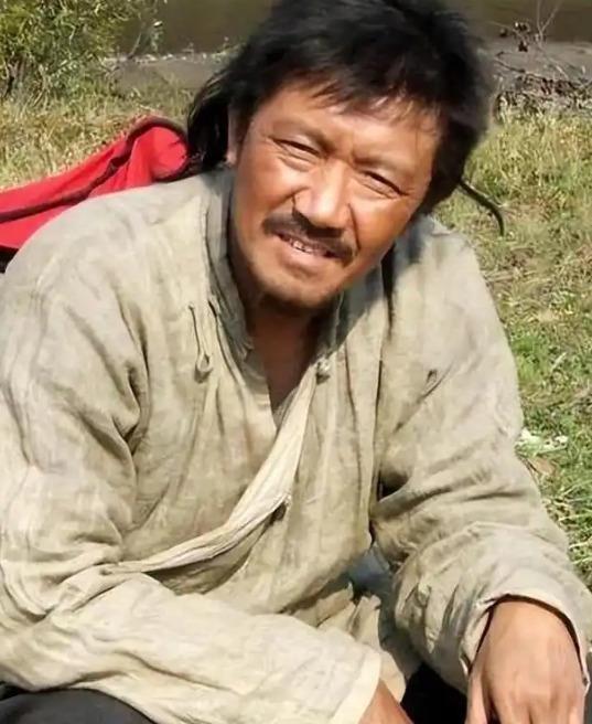2008年，导演张新建揣着200万片酬请陈道明演《闯关东》朱开山，被拒。转身找李