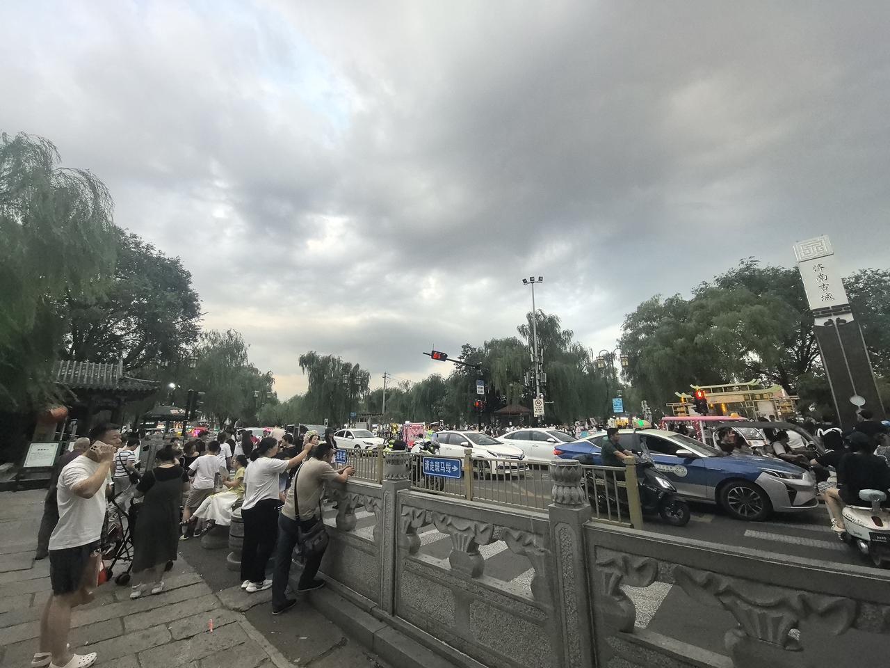 傍晚的大明湖
暴雨即将到来