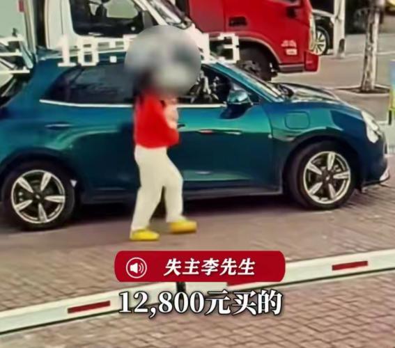 买海鲜逃单，抱走摊主12800的小狗，被报警后拉黑民警！秦皇岛这位红衣女士，真是