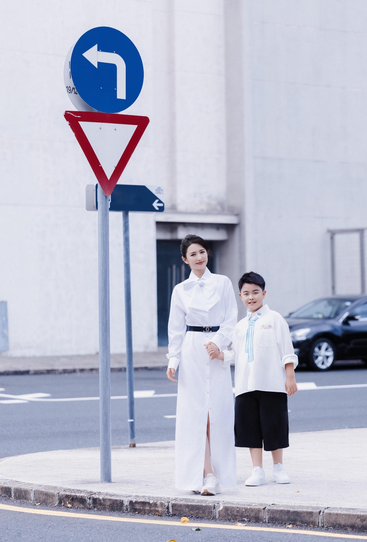 首映礼上朵朵的老成发言惊艳众人，大湾区晚会的精彩表现圈粉无数，配音作品也备受好评