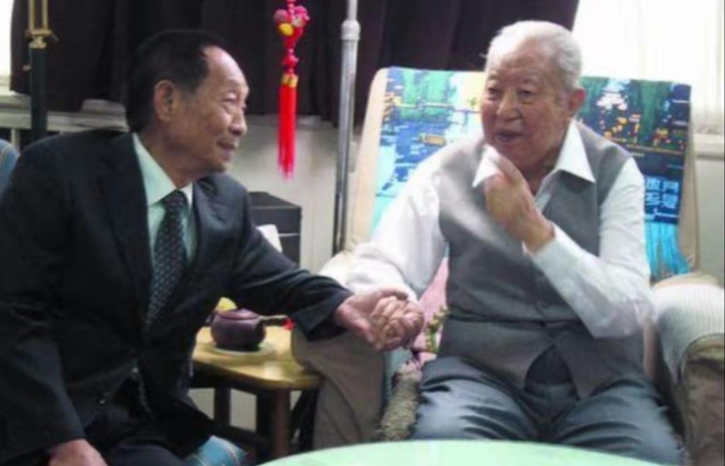 2006年，袁隆平到北京出差，拜访了白发苍苍的华老，当时华老不太愿见客，得知是袁