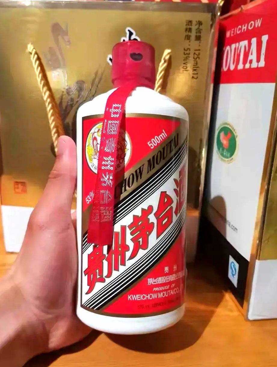 茅台降价了你还喝得起吗？从三千多降到一千多，而且下降的趋势止不住，曾经的液体黄金