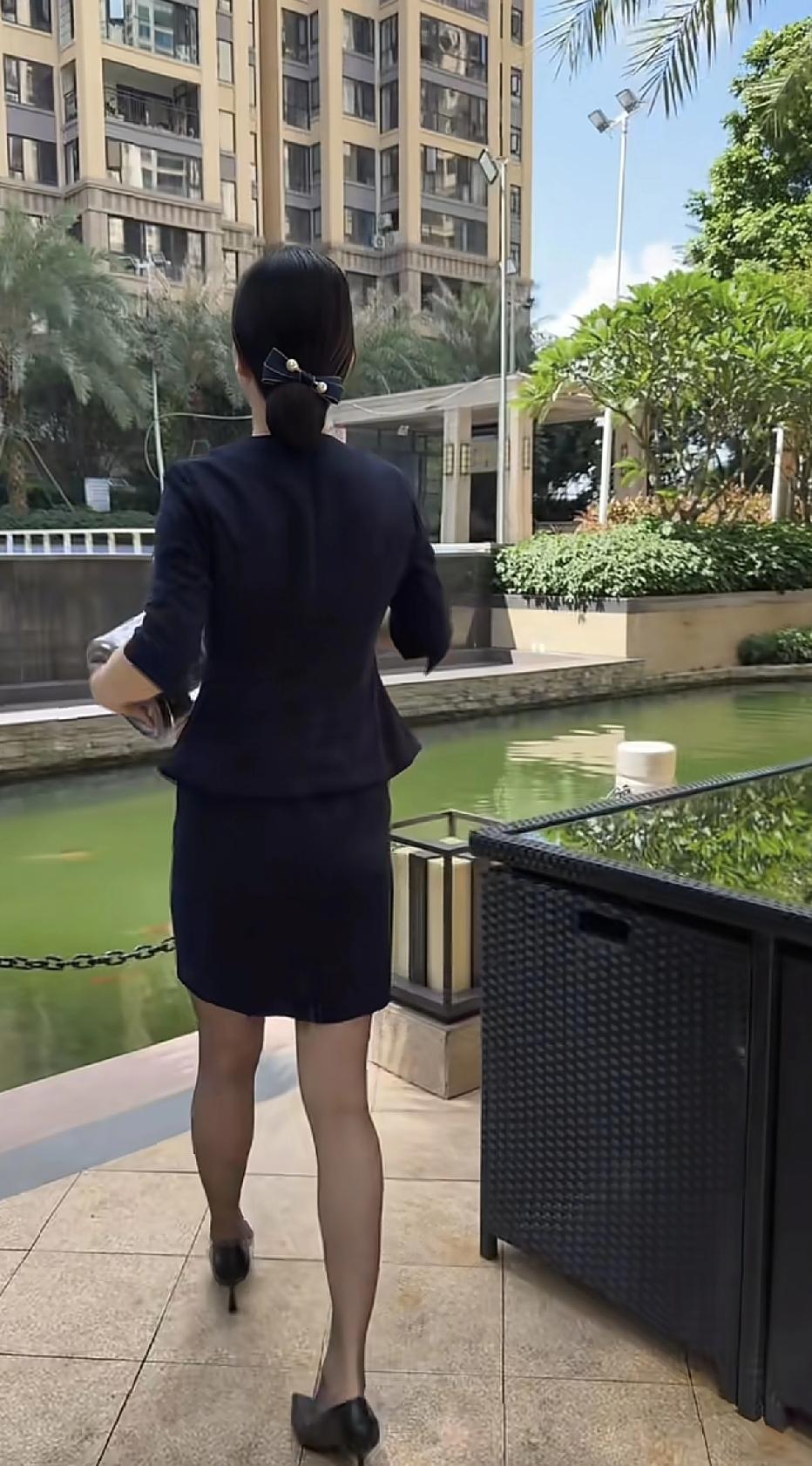 村里的姑娘叫村花，厂里的姑娘叫厂花，那么在售楼部上班的姑娘，叫什么花呢？

应该