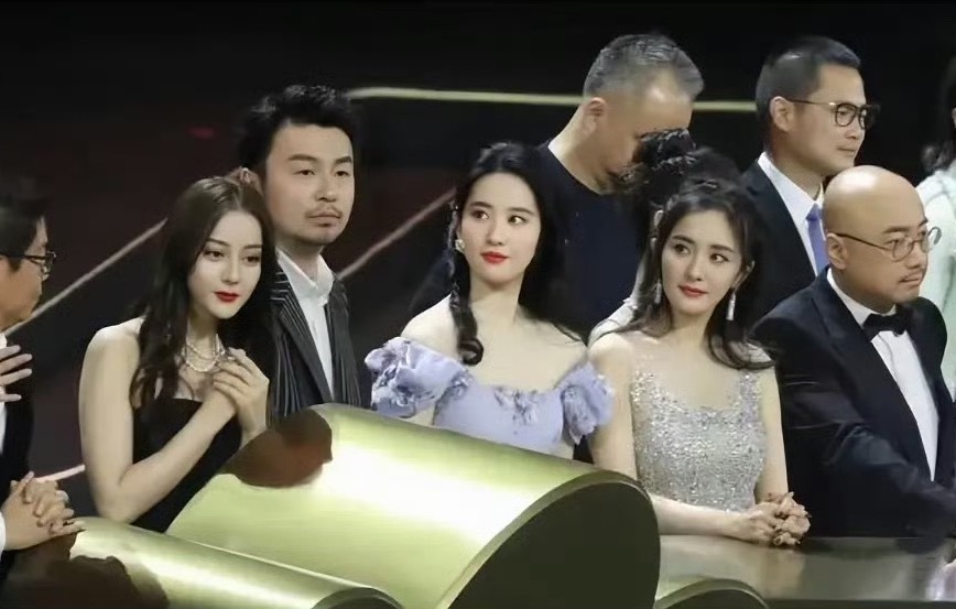 顶级星光女，我觉得首要条件得是美貌断层吧…