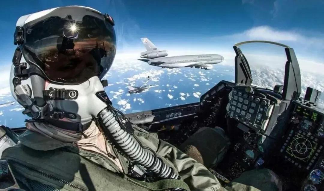 如果中美开战，美国至少有10万飞行员能上战场，我国能有多少

随着中美关系的紧张