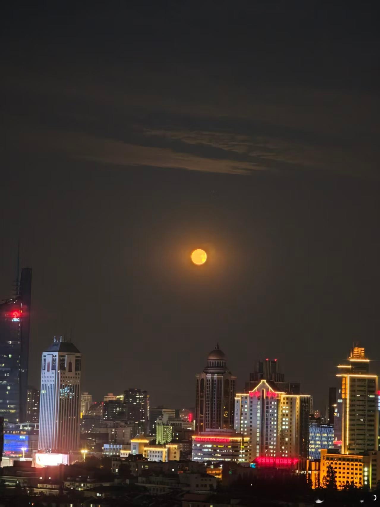 圈友“六月”昨夜拍的南京月亮