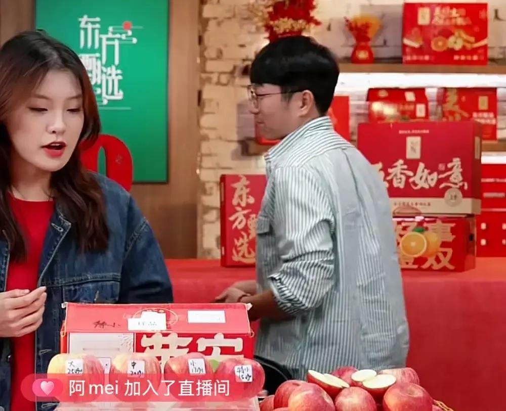 东方甄选直播间里，明明讲完敦煌壁画里的数学密码，把麦递给思宇时往后退了半步，两人