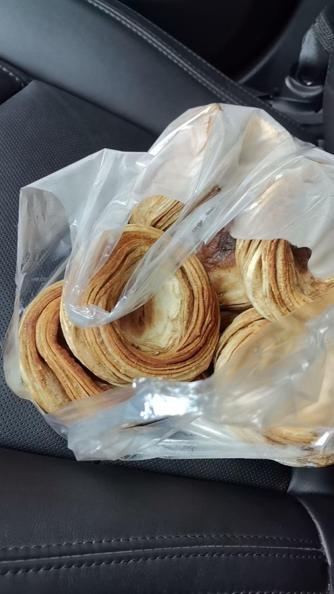 罗圈烧饼是河间的特色美食吧，我感觉别的地方大概是没有吧，我的认知中在别的城市没有