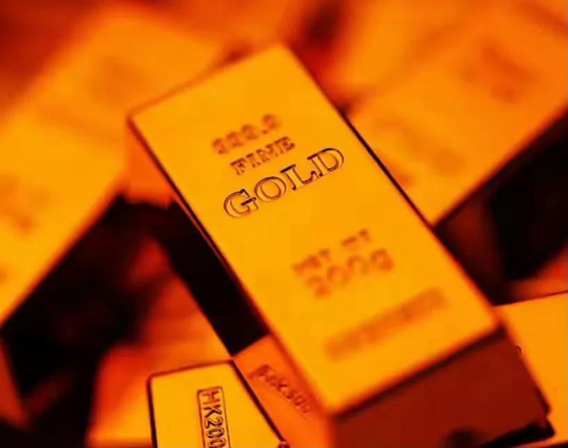 刚刷到热搜，金银价格直线跳水。
 
现货黄金从4450附近直接砸下来，日内跌超3