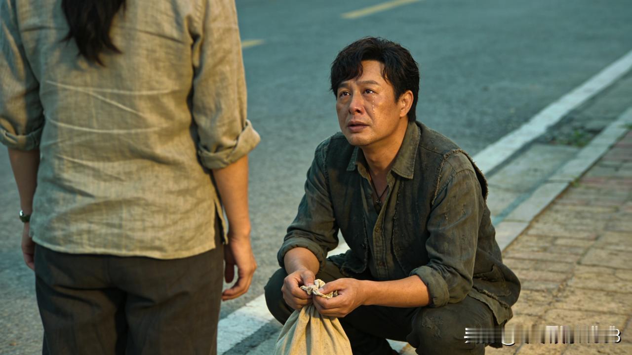 贪恋浮华，也终会在潮水退去后，露出狼藉真相。他穷得叮当响，娶了个公认的丑媳妇。塌