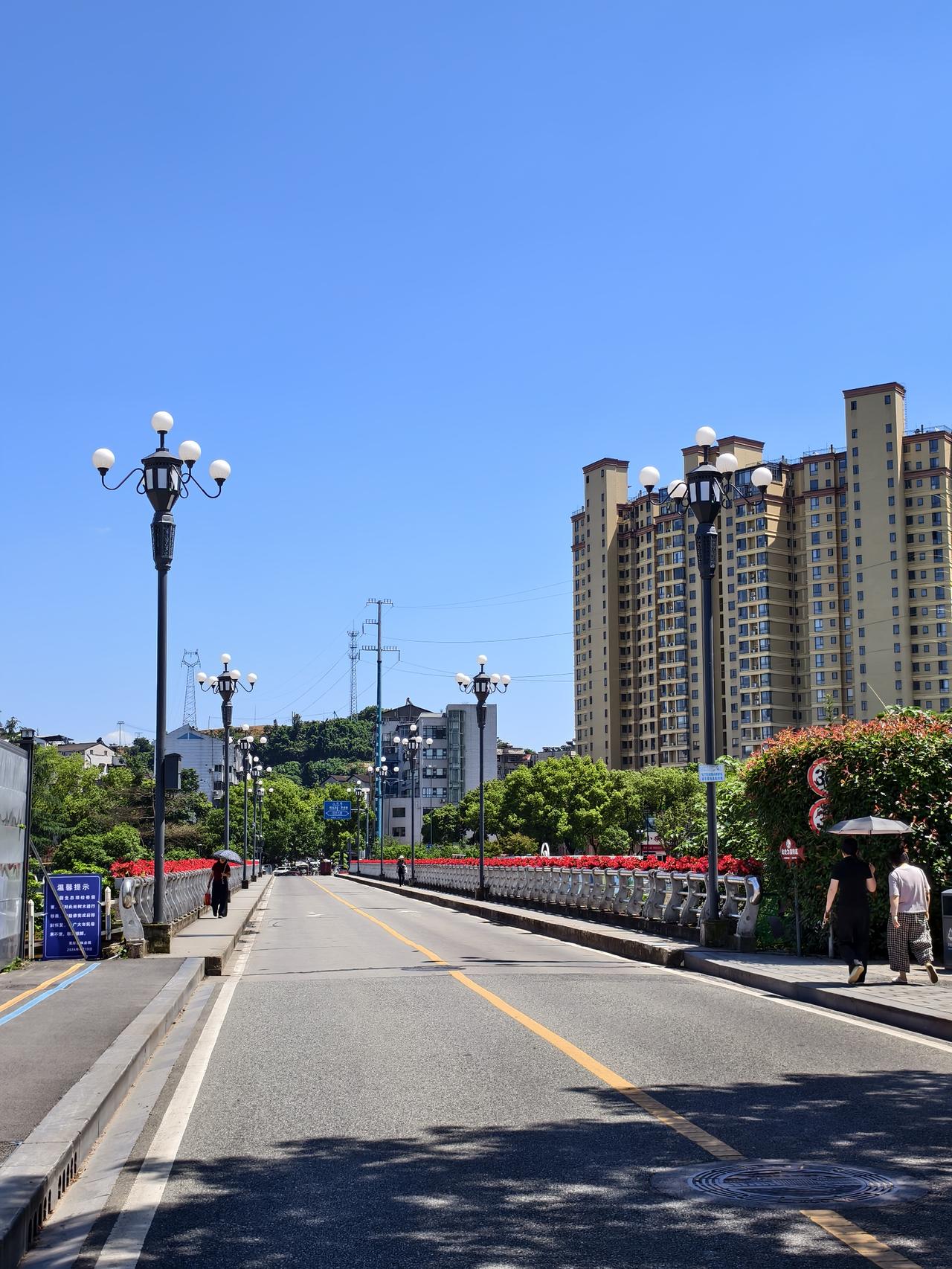 昨天路过小溪塔河心公园这里，看见这里的河道在围堰，起初我以为是在扩宽这个桥面，结