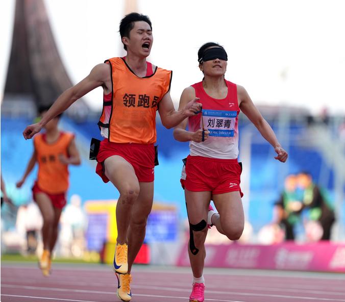 第十二届全国残运会继续在广州进行，在女子100米T11级决赛中，34岁的残奥会冠