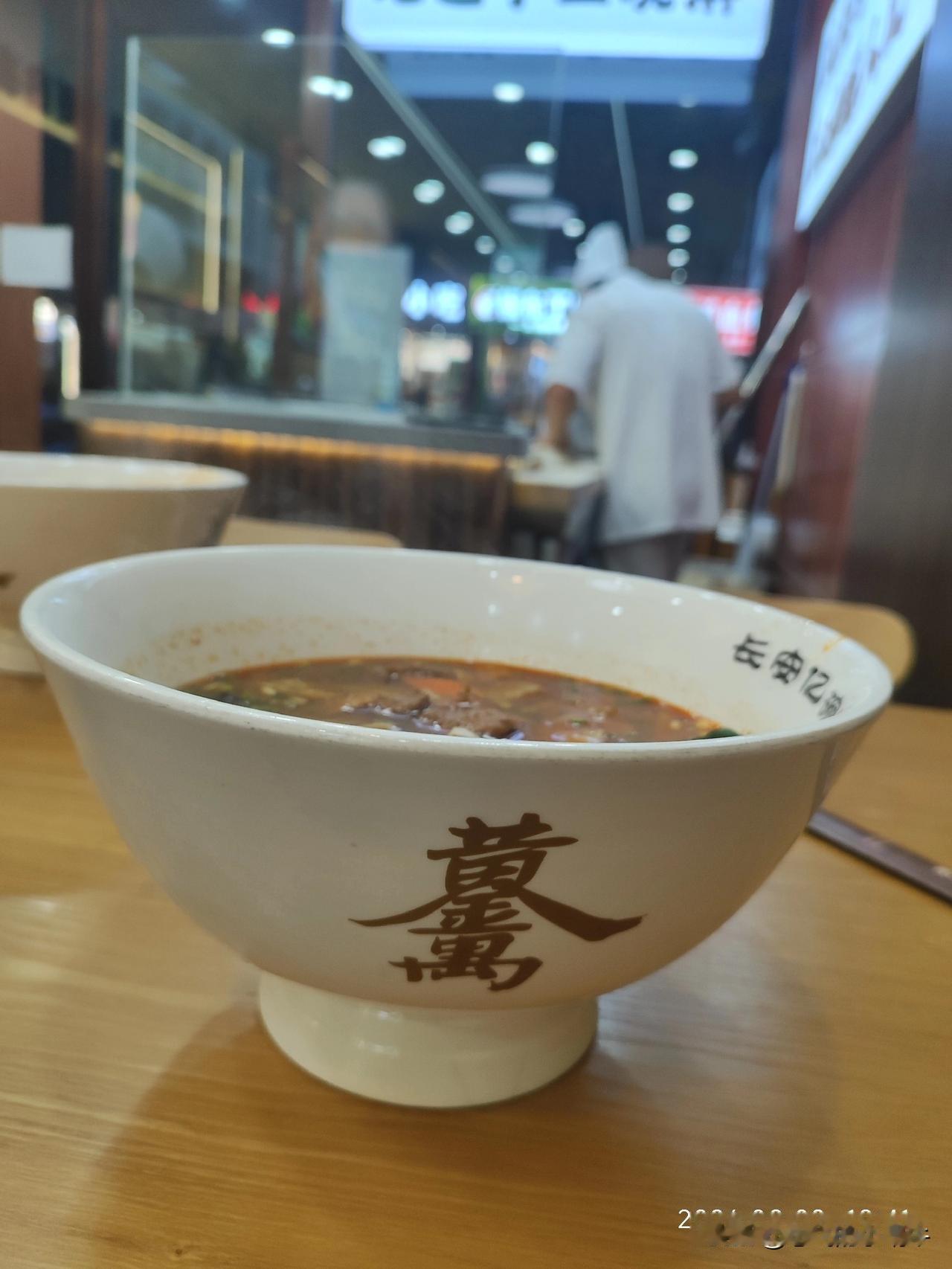 昆山北门路的一家新开的陕西面馆，真的非常特别，有厨师专门在门口玻璃圈起来的地方擀