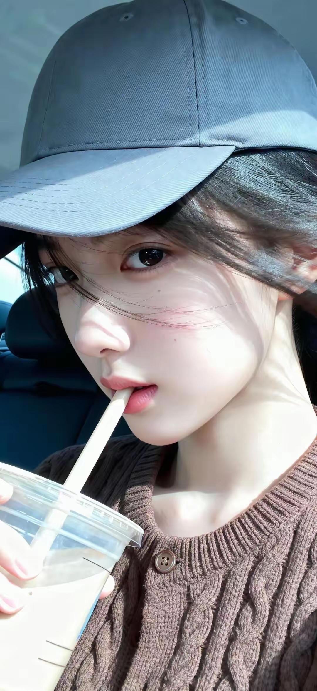 调皮的妹妹，我还以为她嘴里叼着一根烟呢，差一点就骂她，学生还是要好好学习，女孩子