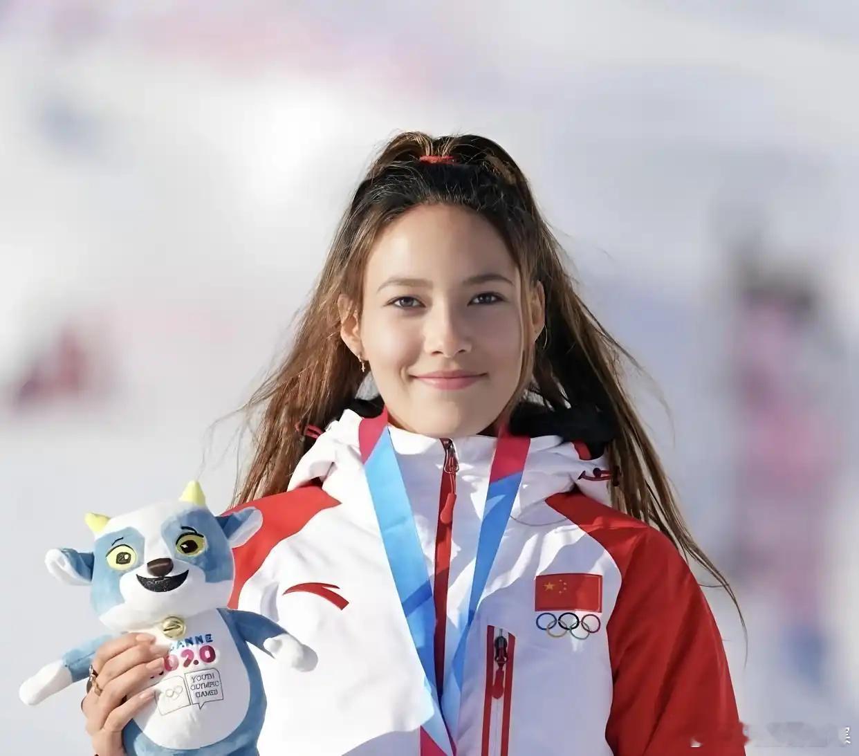 今天介绍的冬奥会运动员是中国运动员谷爱凌谷爱凌生于2003年9月3日，现在不满2