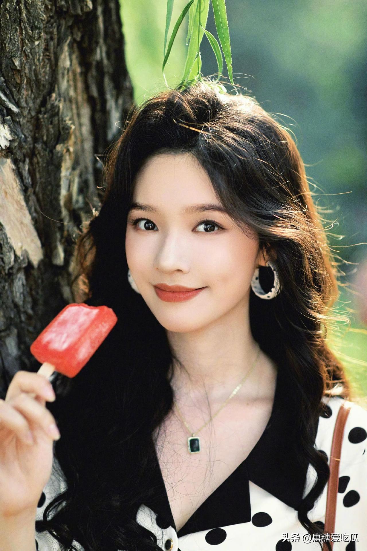 林允这辈子只要不塌房
她当不当女主角，演技好不好已经不重要了，因为她真的对自己规