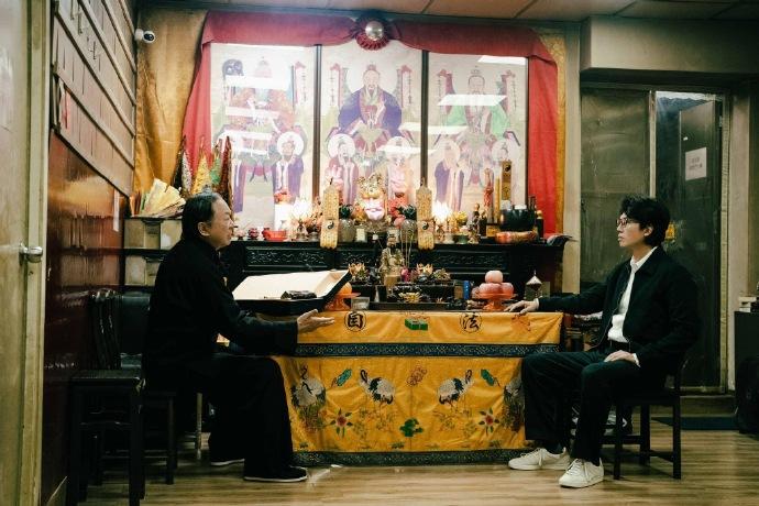 可能死了才说爱的爹，面子里子都想要吧！
现实生活中也有婚礼、葬礼一起做的主持人。