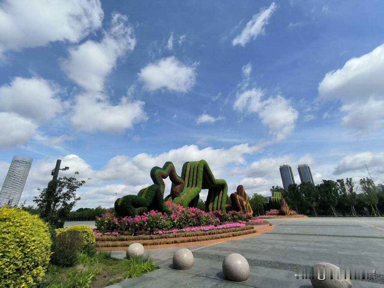 河西区文化中心，蓝天白云，风景秀丽，如同一幅幅美丽的画卷，令人赏心悦目。
景色太