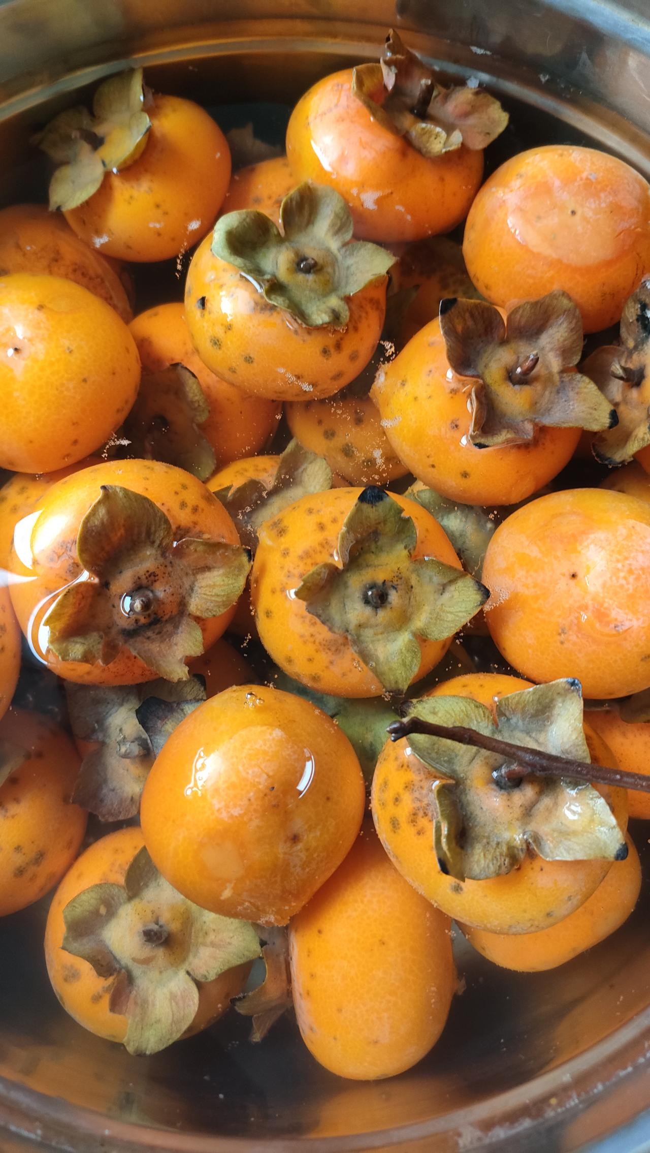 秋天是最省钱的季节，地头顺手摘了一袋柿子，回家用水泡一泡，估计吃个两三天没有问题