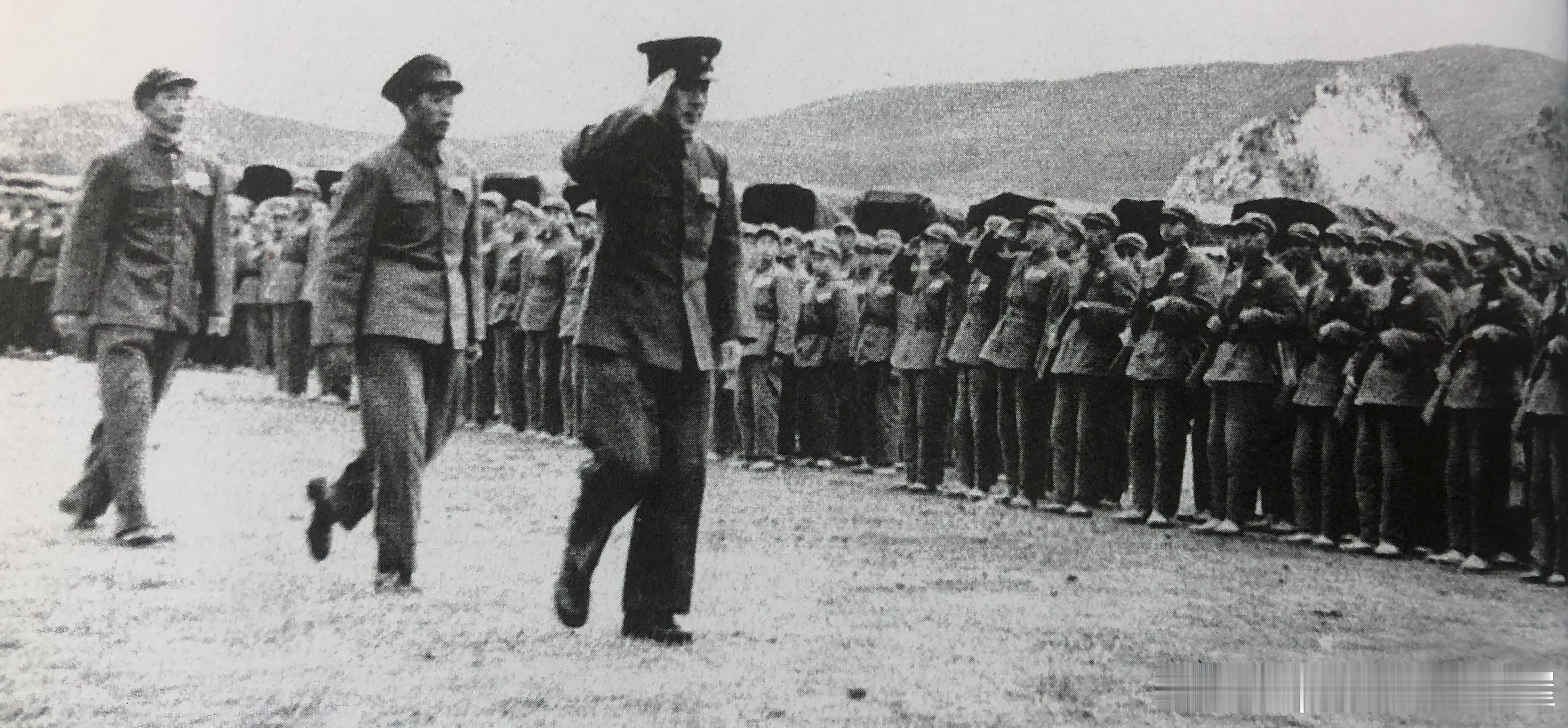 1954年12月苏进率炮兵校阅团对炮兵部队的正规军事训练进行校阅。这是他（敬军礼