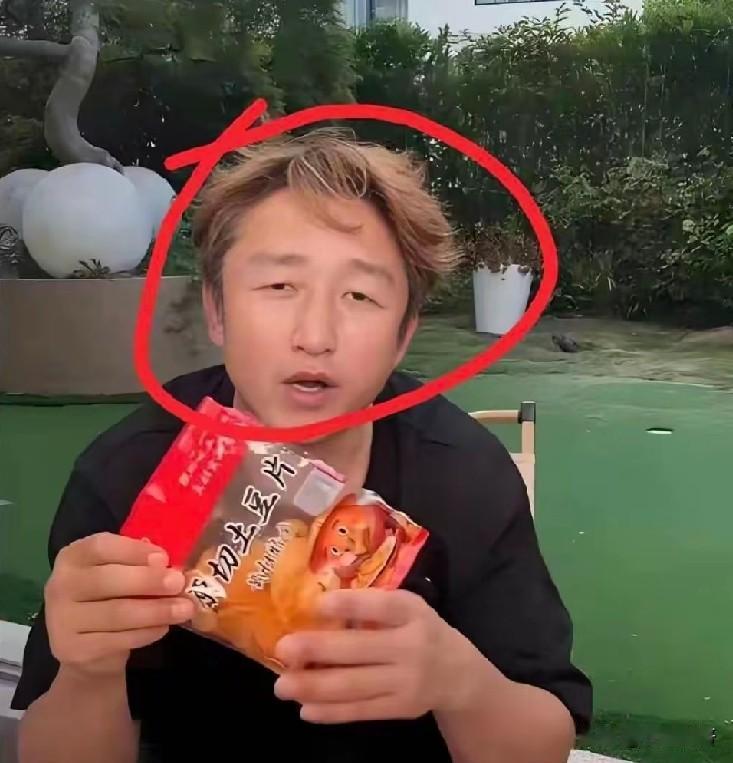 邹市明直播带货满脸抵触，网友心疼：别再逼他了，看着都压抑
 
不少网友刷到邹市明