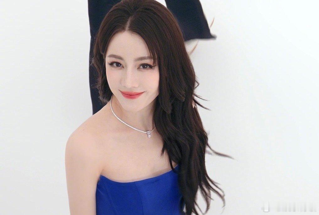 迪丽热巴品牌宠儿迪丽热巴全新大片释出～热巴身处舞群之中同频相融，气质温柔又亮眼。