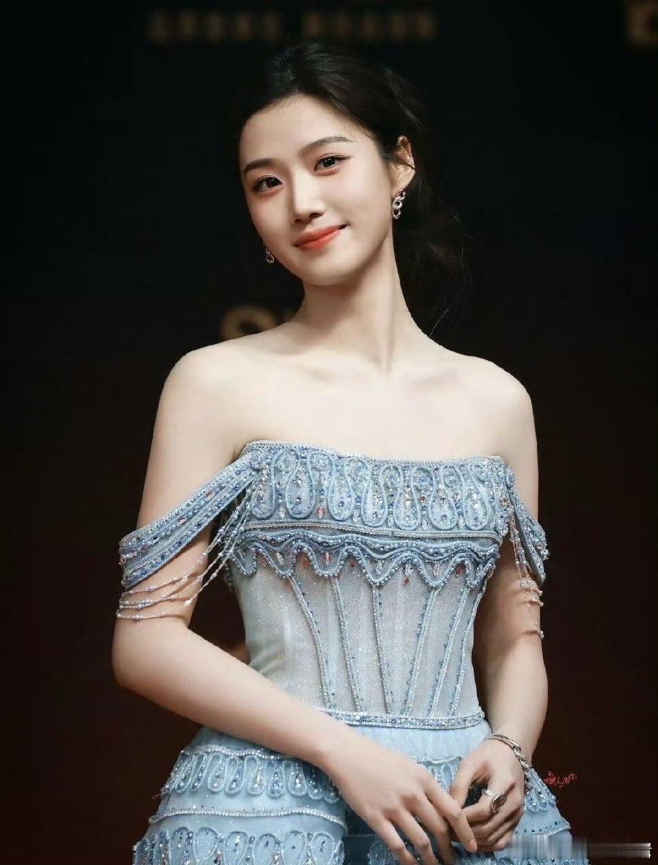 卢昱晓厦门线下活动直拍，此女完全就是公主来的，美鼠了