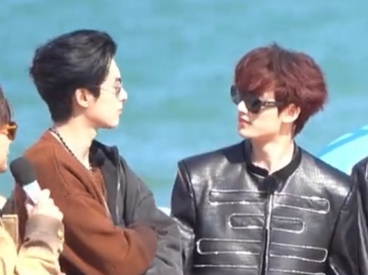 王鹤棣挑丁程鑫下巴王鹤棣丁程鑫你们两个怎么回事儿，录个节目勾勾搭搭摸摸揣揣的，你